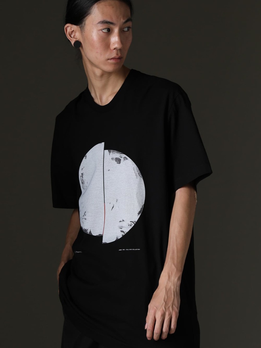 JULIUS(ユリウス) 23SS(春夏) 新たな可能性への開放：「Ungated;」  - 827CPM1-Black コットンSZジャージーTシャツ ブラック 2-002