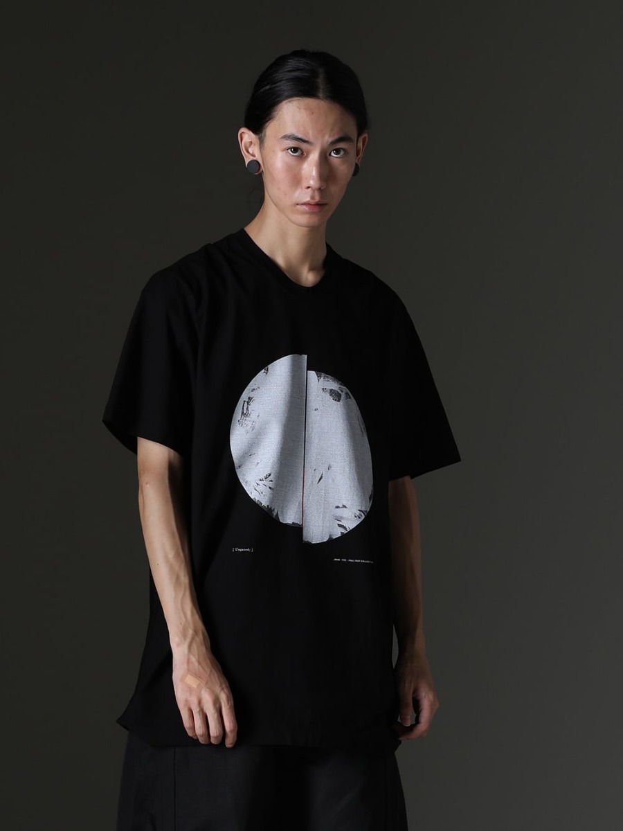 JULIUS(ユリウス) 23SS(春夏) 新たな可能性への開放：「Ungated;」  - 827CPM1-Black コットンSZジャージーTシャツ ブラック 2-004