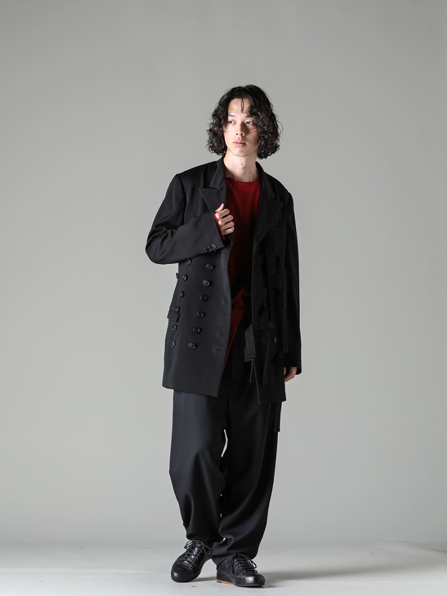 Yohji Yamamoto-ヨウジヤマモト 23-24AW(秋冬) ジャケットを生かす、クリーンな下半身 - HJ-J70-126-スタンドカラーベルテッドダブルジャケット - HJ-T27-072-Red-スリットディテール ロングスリーブTシャツ レッド - MJ-P16-134-パネルサスペンダーパンツ - Handsewn-Classic-Lo-ハンドソーン クラシック ロー 3-005